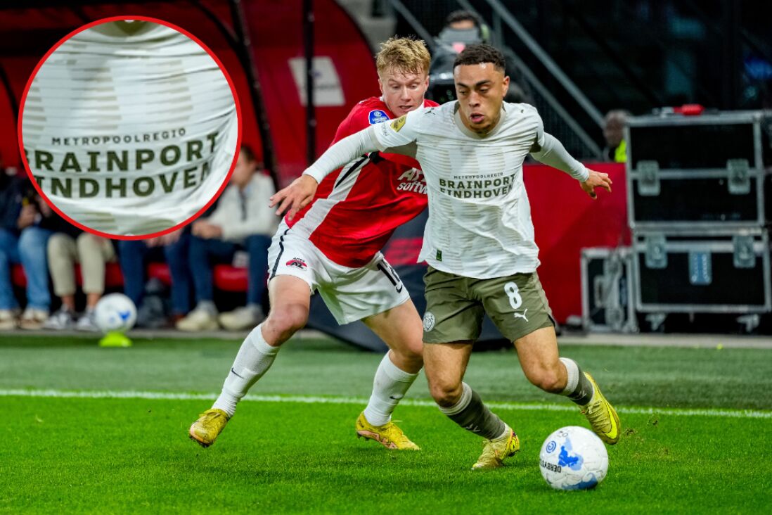 Sergiño Dest tegen AZ, zonder het logo van PSV op zijn shirt