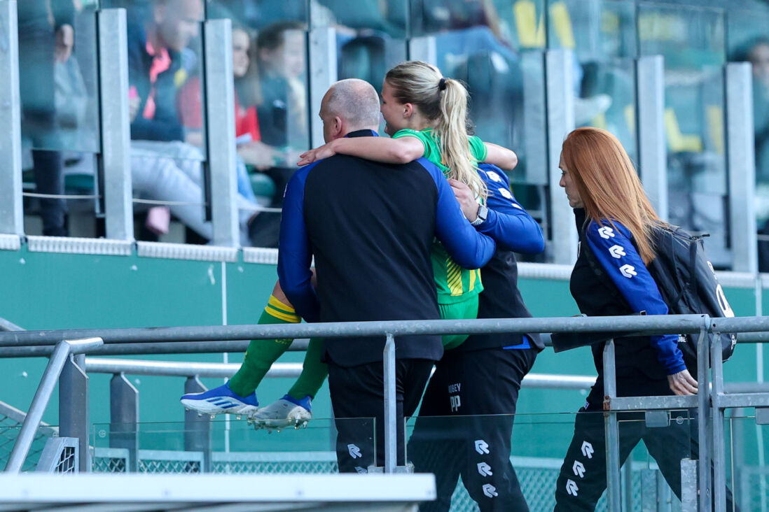 Een geblesseerde Kirsten van de Westeringh wordt weggedragen