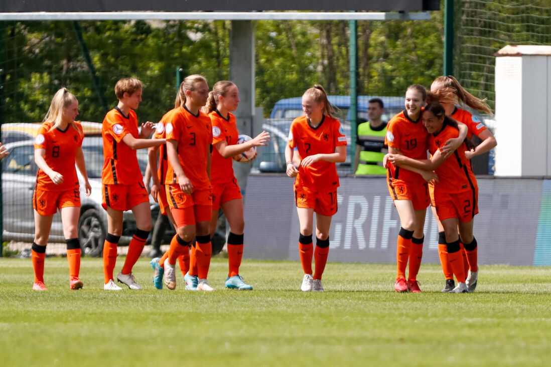 Oranje O17 juicht na een goal tegen Denemarken