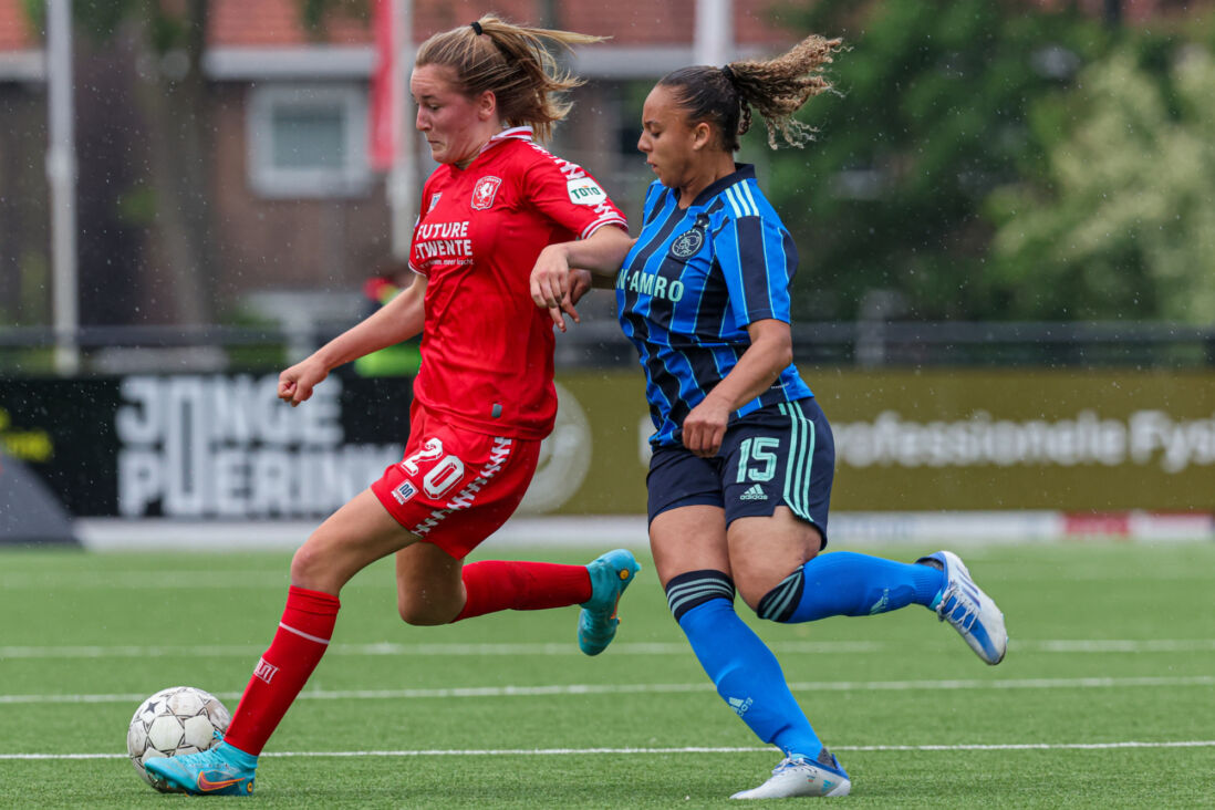 Wieke Kaptein (FC Twente) in duel met Chasity Grant (Ajax)