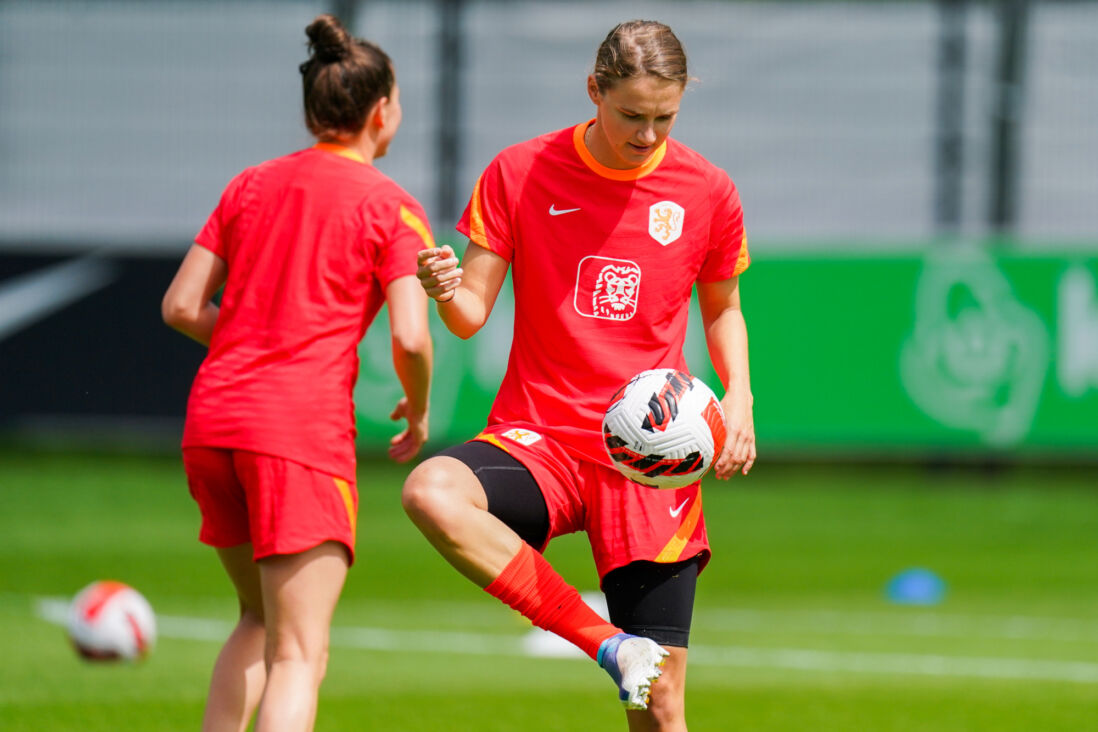 Vivianne Miedema op de training van de OranjeLeeuwinnen