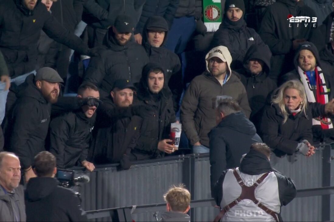 Robin van Persie in gesprek met boze fans in De Kuip