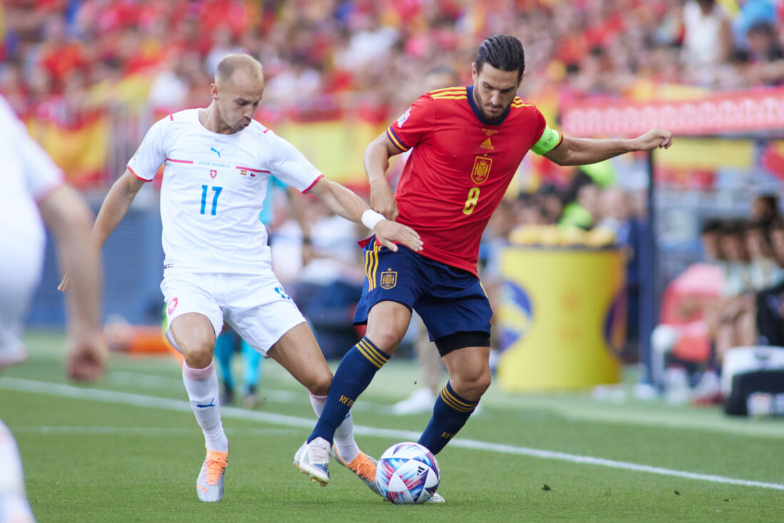 Vaclav Cerny namens Tsjechië in duel met Koke