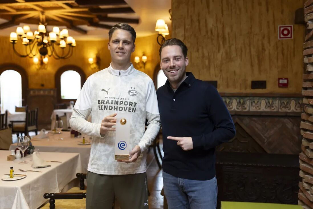 Joey Veerman met de prijs voor Speler van de Maand