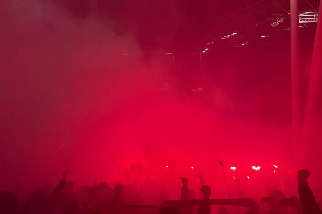 Sfeer in het uitvak met FC Twente-supporters