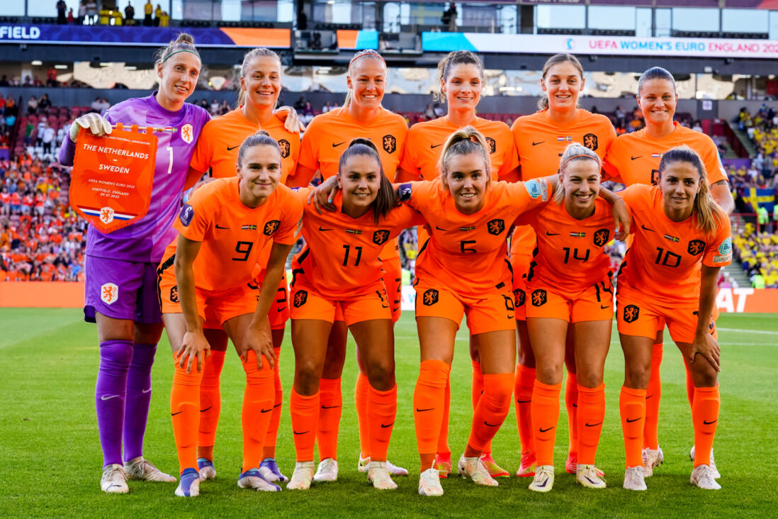 De OranjeLeeuwinnen voorafgaand aan het duel met Zweden