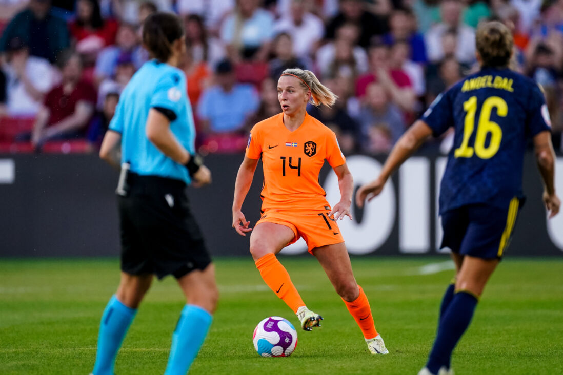 Jackie Groenen in actie tegen Zweden