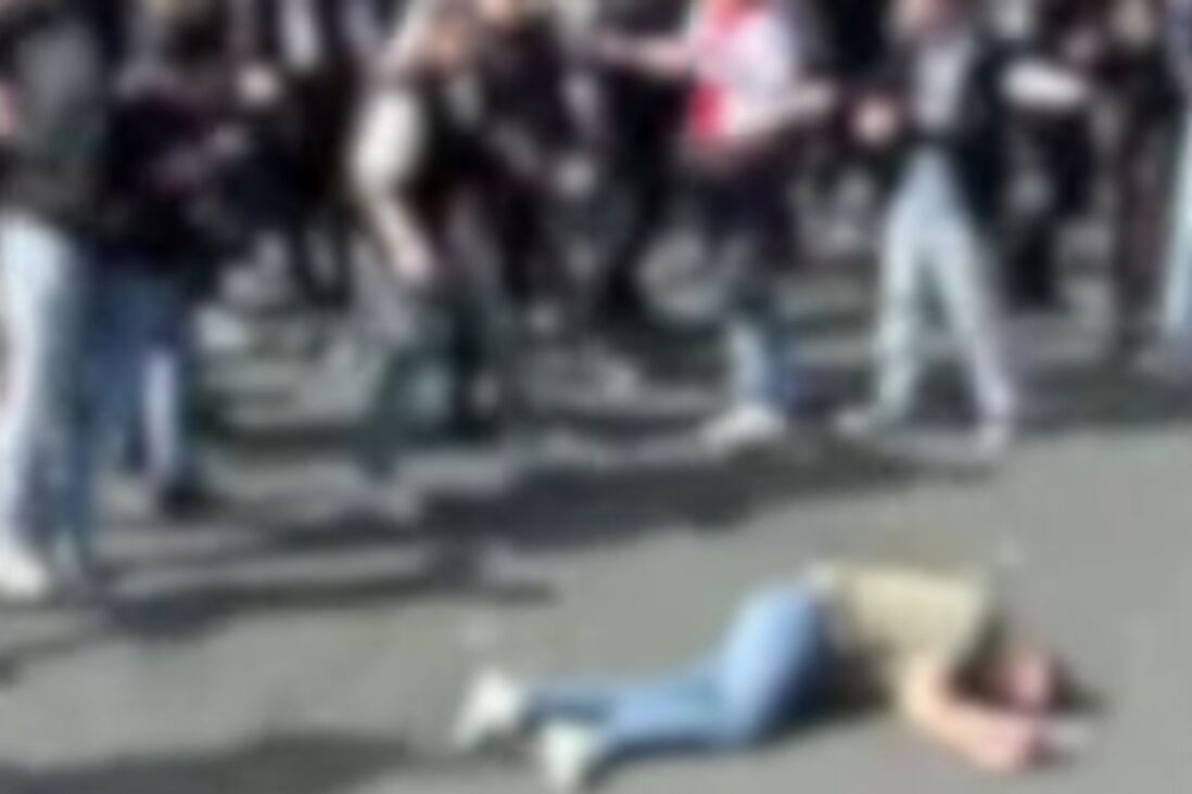 Een Ajax-fan ligt bewusteloos op de grond