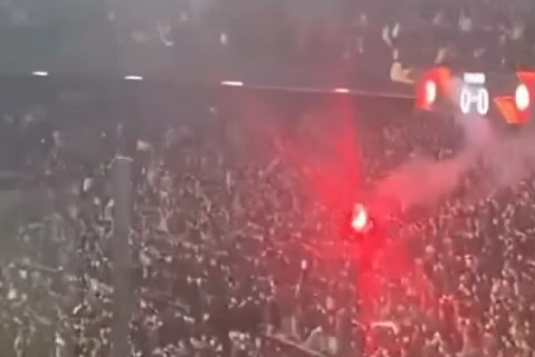 Feyenoord-fan gooit fakkel