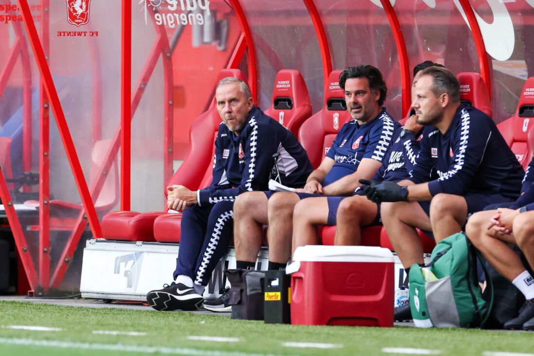 Adrie Bogers en Ivar van Dinteren op de bank bij FC Twente (2022)