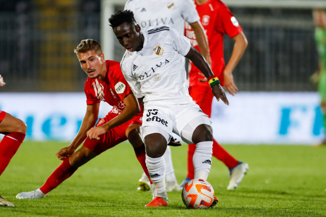 Samuel Owusu in duel met Michal Sadilek