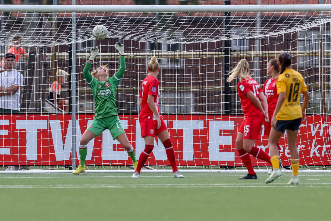 Daphne van Domselaar gaat in de fout tegen Benfica