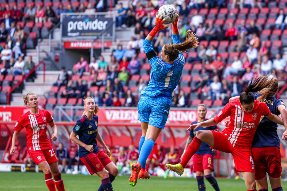 Lize Kop (Ajax) in het duel met FC Twente
