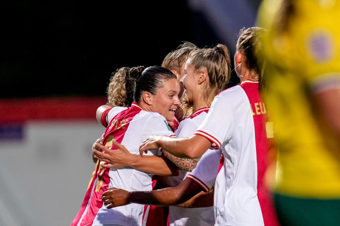 Ajax juicht na een goal tegen Fortuna Sittard