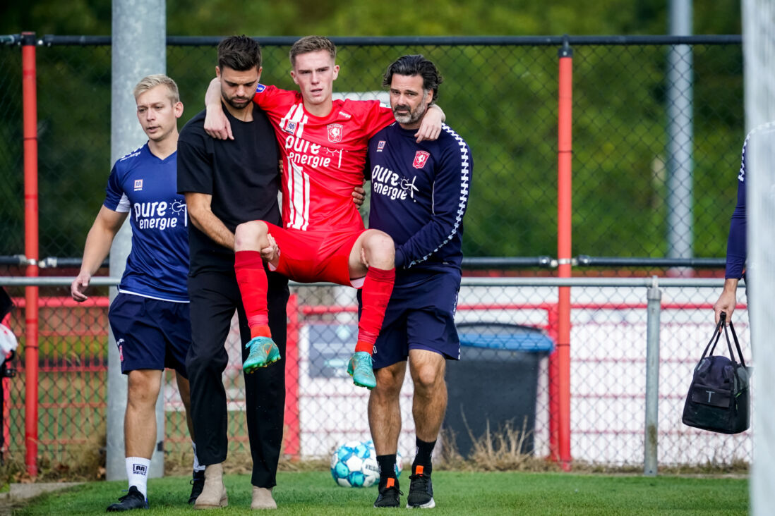 Daan Rots wordt opgetild door Robin Pröpper en Ivar van Dinteren