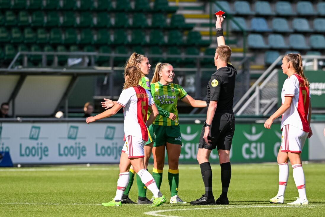 Jaimy Ravensbergen (ADO Den Haag) krijgt rood na een incident met Lisa Doorn (Ajax)