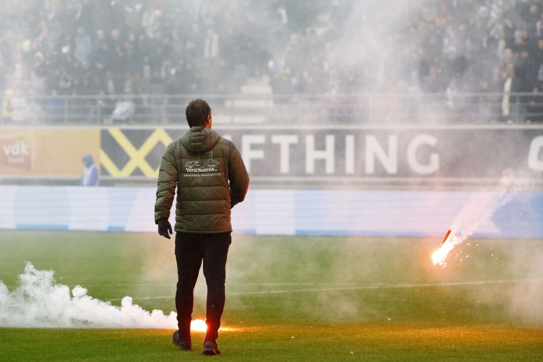 Vuurwerk op het veld tijdens KAA Gent - Club Brugge