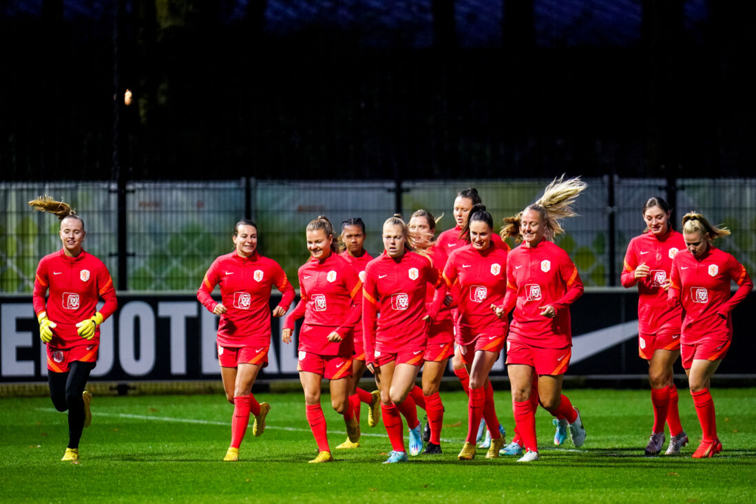 De OranjeLeeuwinnen trainen op de KNVB Campus in Zeist