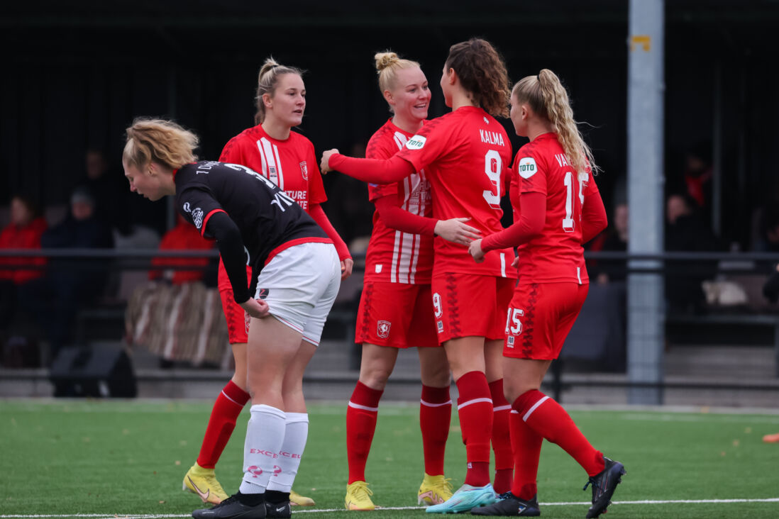FC Twente juicht na een goal tegen Excelsior