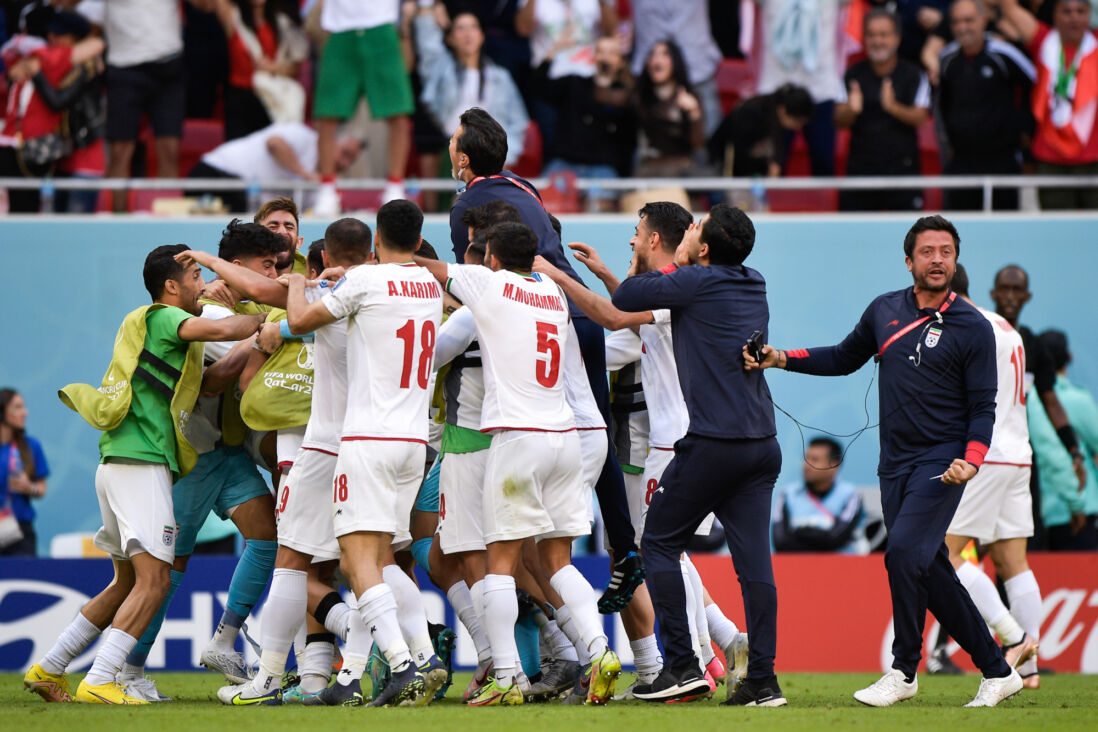 Iran juicht na een goal tegen Wales