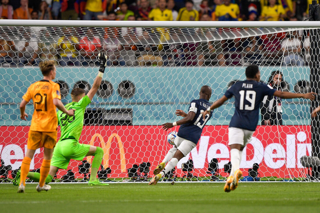 Andries Noppert heeft geen antwoord bij de 1-1 van Ecuador