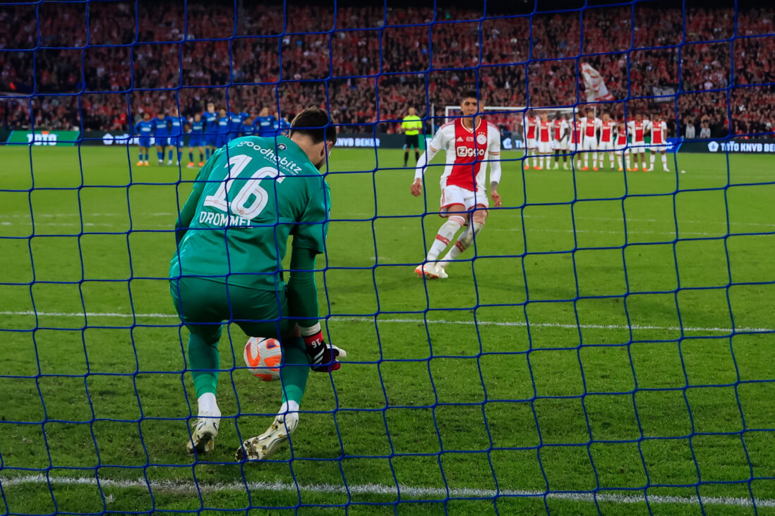 Joël Drommel stopt de penalty van Edson Álvarez