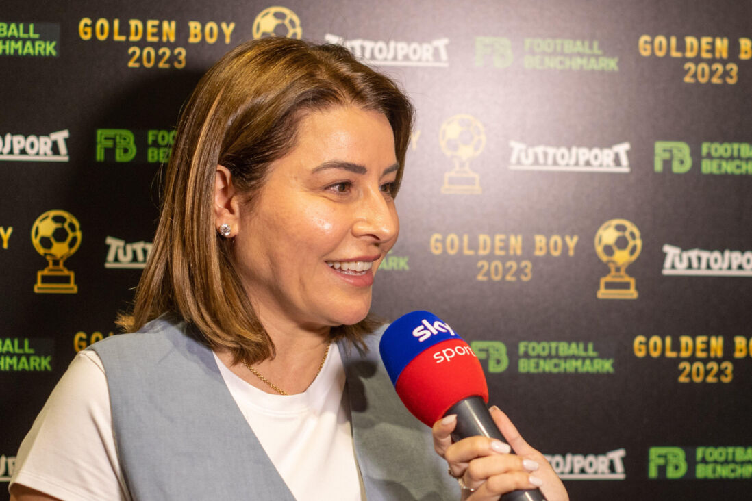 Rafaela Pimenta voor de camera van Sky Sports