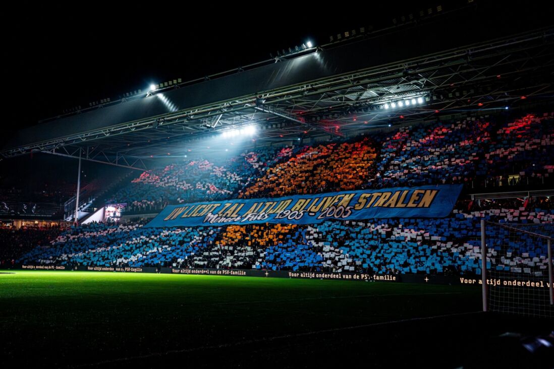 Het eerbetoon van de PSV-supporters aan Frits Philips (2)