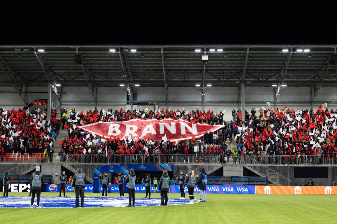 Supporters van SK Brann bij een UEFA Women's Champions League-wedstrijd