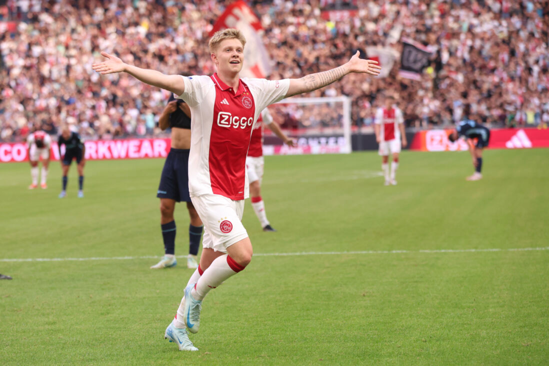 Kristian Hlynsson viert de 1-0 tegen SC Heerenveen