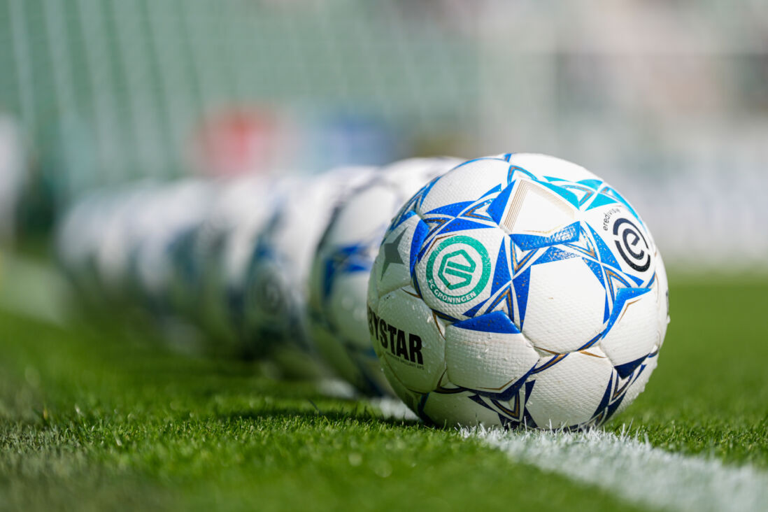 Een bal met het logo van FC Groningen
