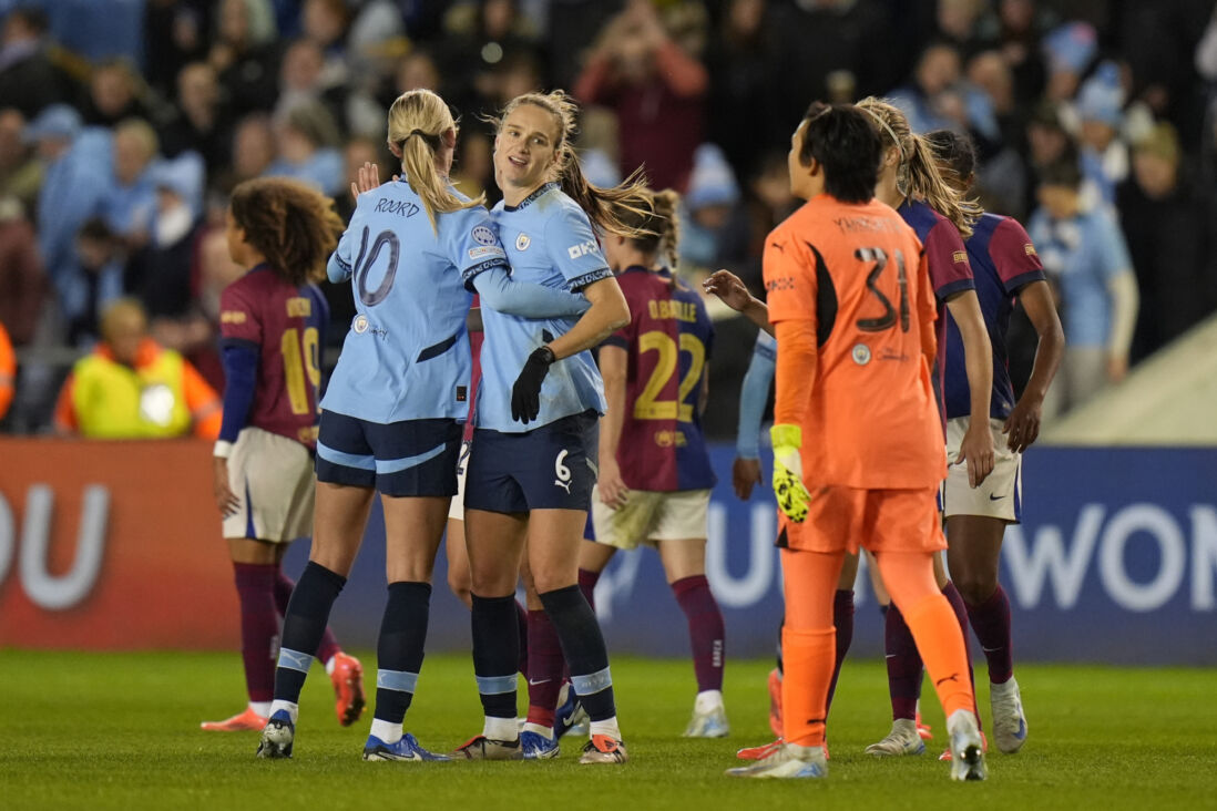 Vivianne Miedema en Jill Roord bij Manchester City