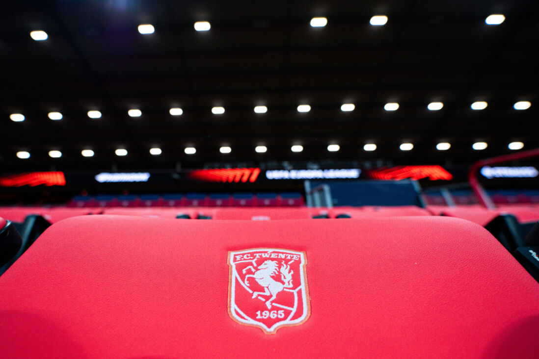 Het logo van FC Twente op een stoel in De Grolsch Veste