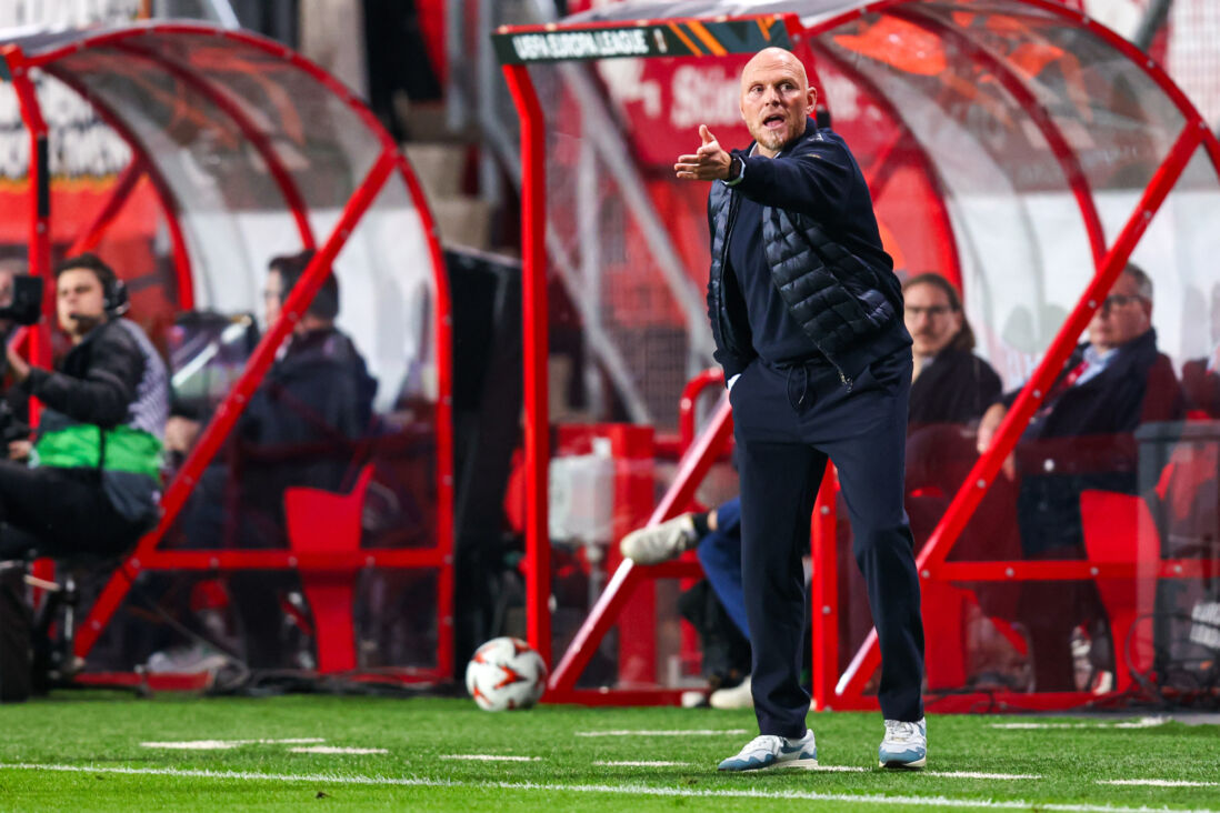 Joseph Oosting langs de lijn tegen Lazio Roma