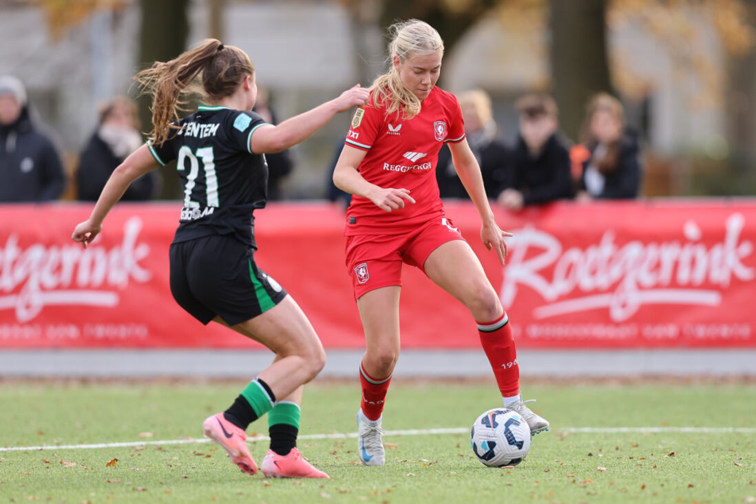 Een duel tussen FC Twente en Feyenoord in november 2024