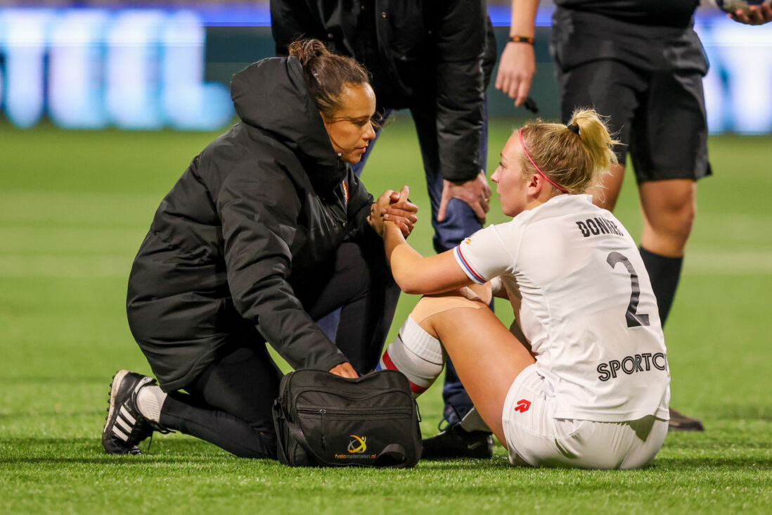 Puck Donker (Telstar) wordt behandeld op het veld