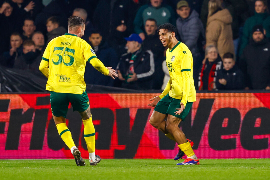Shawn Adewoye viert goal tegen Feyenoord