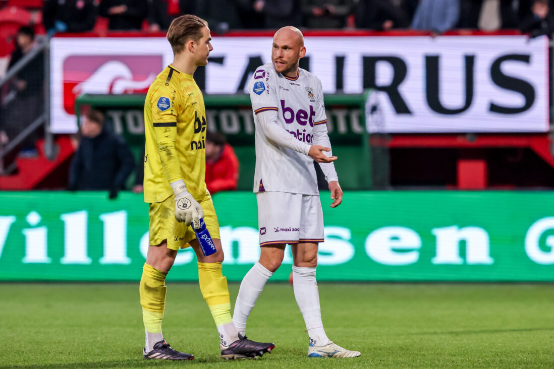 Gerrit Nauber praat met Luca Plogmann