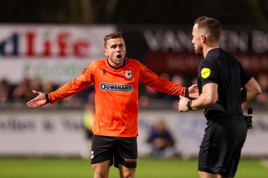 Joey Ravensbergen roept naar de arbiter