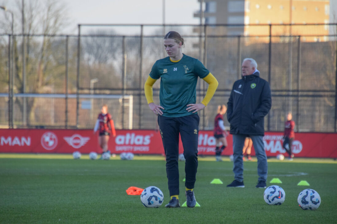 Anne van Egmond in de warming-up bij ADO Den Haag