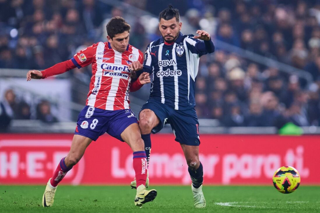 Juan Manuel Sanabria in duel met Jesus Manuel Corona