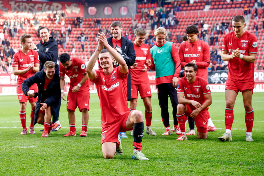 Bas Kuipers bedankt het FC Twente-publiek