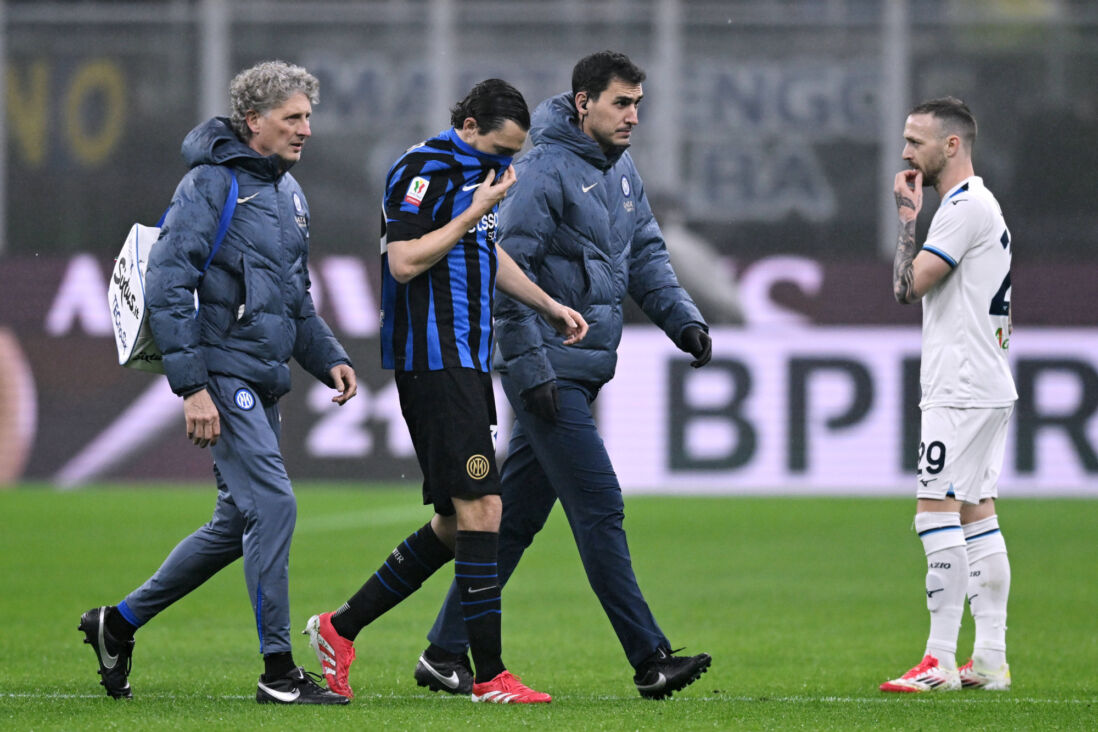 Matteo Darmian moet geblesseerd van het veld