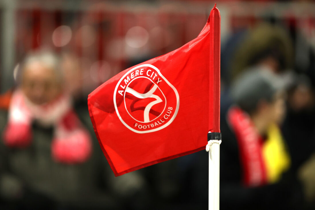 Het logo van Almere City FC op een cornervlag