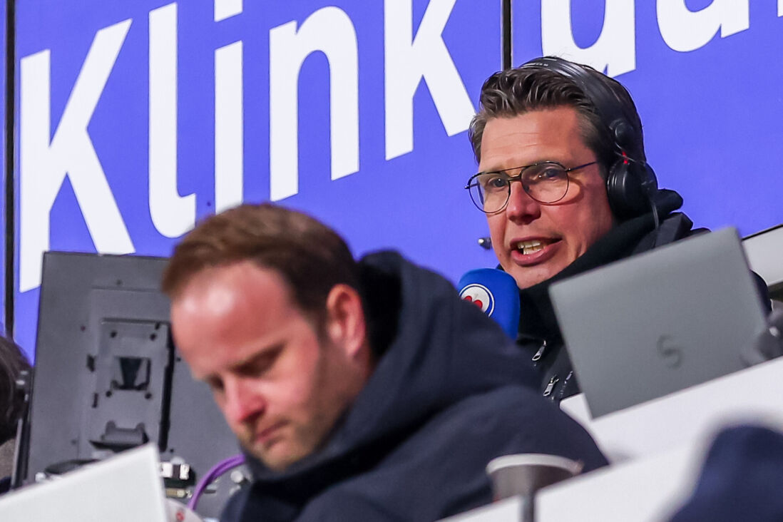 Sander de Vries (onder) en Arjen de Boer (boven) op de perstribune