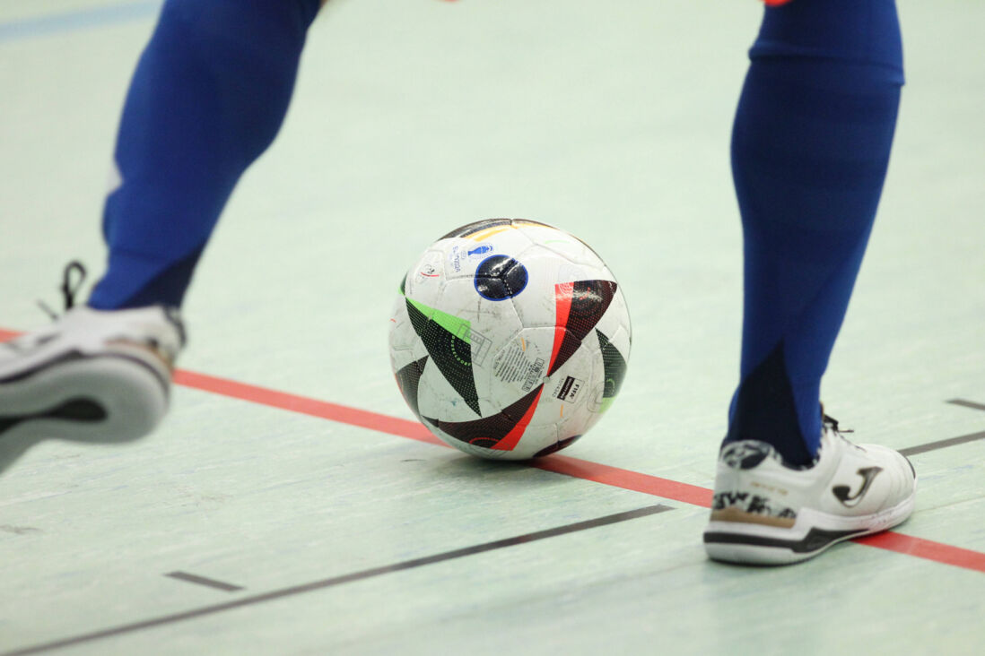 Een bal in het futsal
