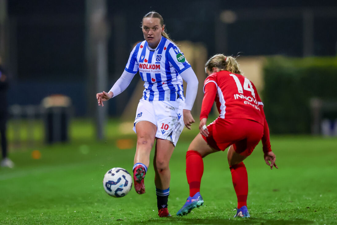 Jet van Beijeren namens SC Heerenveen in actie tegen AZ