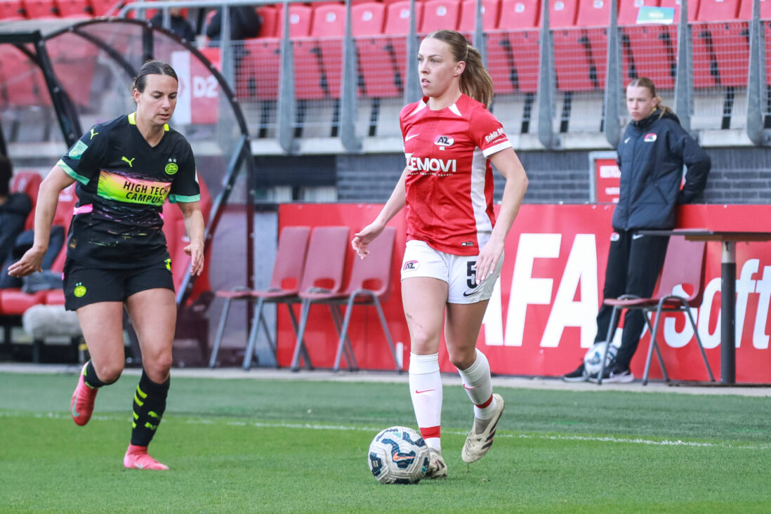Camie Mol (AZ) in het duel met PSV