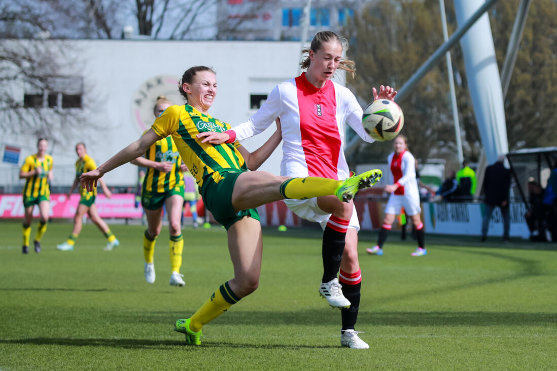 Daniëlle Noordermeer (ADO Den Haag) probeert Jade van Hensbergen (Ajax) af te stoppen