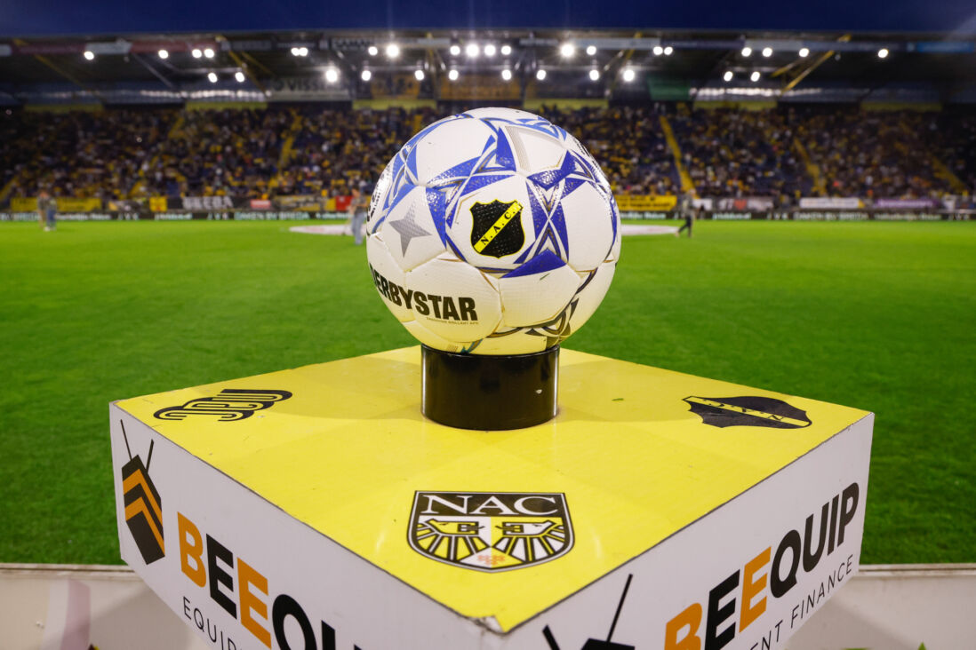 Een bal met het logo van NAC Breda in het Rat Verlegh Stadion